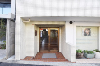【エントランス】 | お客様を、そして住人を出迎えてくれるマンションのエントランス。ゴミが落ちていないことからも、管理状態の良さや住民の節度の高さが見て取れます。～即日のご見学可能～　お問合せはお気軽にどうぞ。