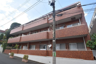 【外観】 | 即日のご見学も可能です！お気軽にお問い合わせください！
青空によく映える建物です。手入れの行き届いた外壁やマンション正面エントランスなど、綺麗な姿をぜひ一度、現地にてご覧ください。