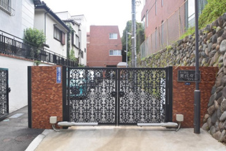 【エントランス】 | お客様を、そして住人を出迎えてくれるマンションのエントランス。ゴミが落ちていないことからも、管理状態の良さや住民の節度の高さが見て取れます。