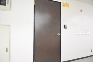 【その他共用部分】 | 皆様をお迎えする、お部屋の玄関ドア。開けやすさや開放角度、ドアノブの操作しやすさや鍵の形状などを、現地で一度ご確認ください。