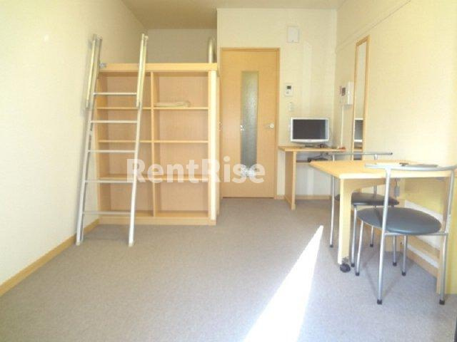 レオパレス九品の寝室|2Ｆは絨毯張りで、冬も床が冷たくないですよ