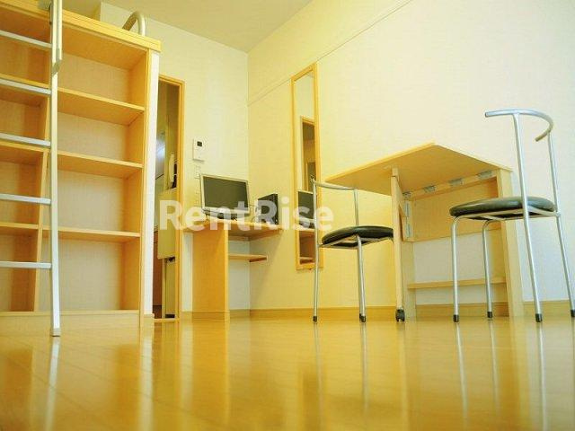 レオパレス九品の居間・リビング|1Fはフローリング、2Fは絨毯張りです。