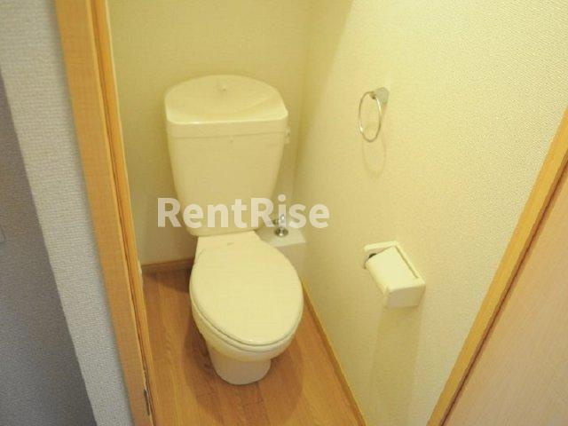 レオパレス九品のトイレ|収納棚付きのキレイなトイレです。