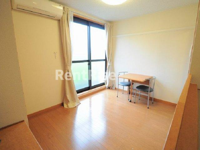 レオパレスｆｉｄａｒｅの寝室|机は用途に合わせて折りたたみ可能！