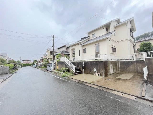 天拝坂４丁目戸建の前面道路含む現地写真