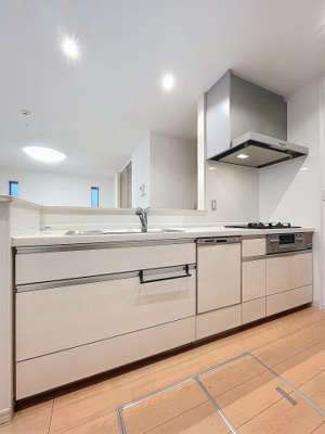 【キッチン】 | レイクタウン1丁目戸建 | ★3口ガスコンロのシステムキッチンでお料理もはかどります★