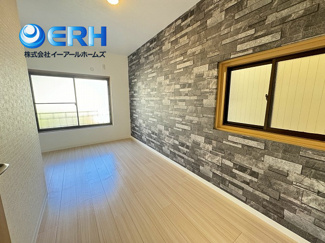 【居間・リビング】 | 下河原通フルリノベーション住宅 | 窓が多く明るいお部屋