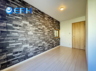 【洋室】 | 下河原通フルリノベーション住宅 | 洋室のアクセントクロスで奥行きを感じ広々しております。