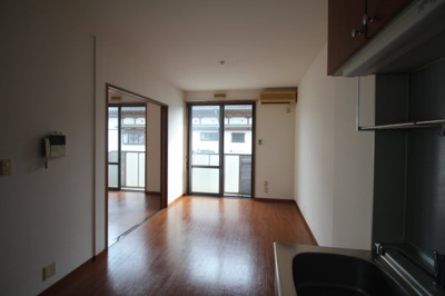 【居間・リビング】 | プレミール泉 | リビングです