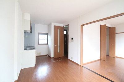 【居間・リビング】 | プレミール泉 | ゆったりとしたリビングです