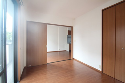 【寝室】 | プレミール泉 | 広くて明るい寝室