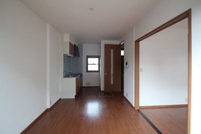 【居間・リビング】 | プレミール泉 | リビングです