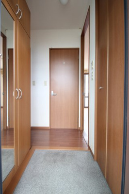 【玄関】 | プレミール泉 | 明るい玄関です