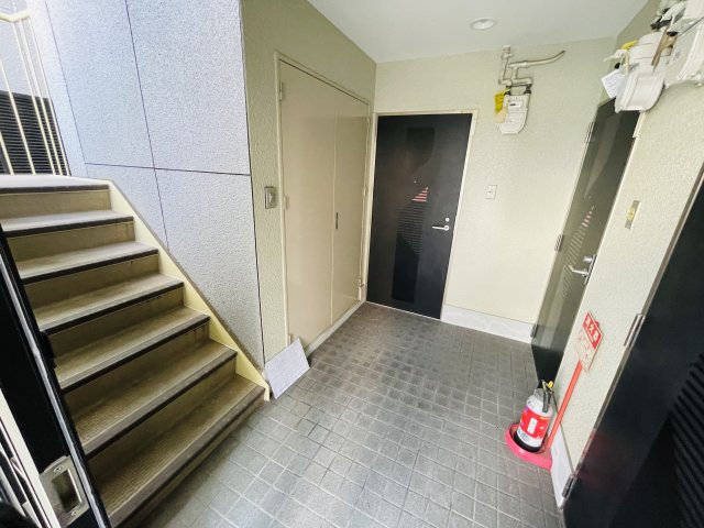 西宮市鳴尾町１丁目の賃貸マンションのエントランス