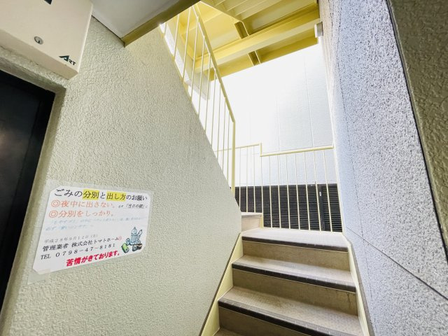 西宮市鳴尾町１丁目の賃貸マンションのエントランス