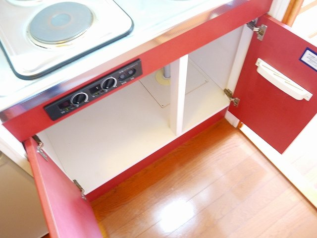 レオパレスｆｒｉｅｎｄｓのキッチン|下部に収納スペースあります