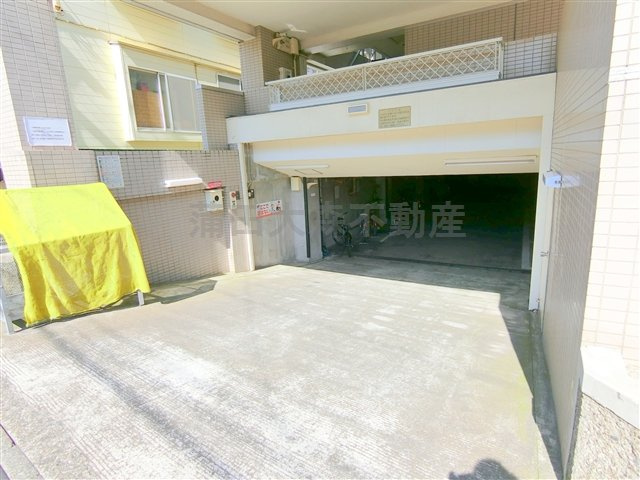 ファミール石井の駐車場