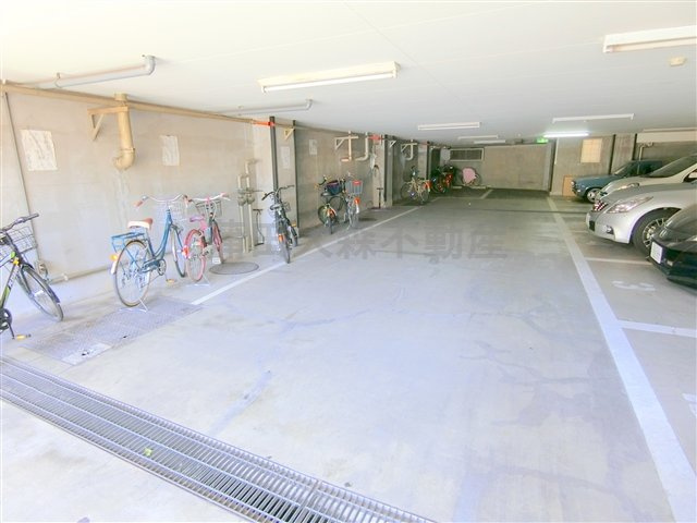 ファミール石井の駐車場