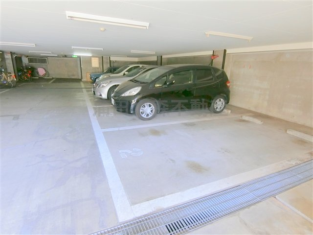 ファミール石井の駐車場