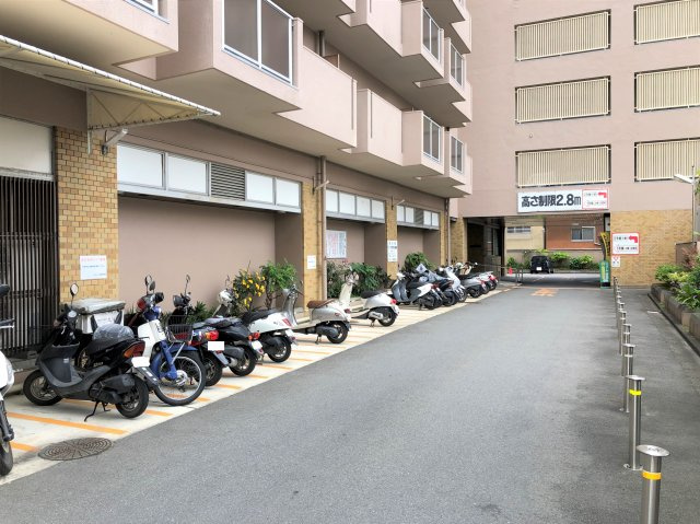 ☆即入居可能☆眺望＆陽当たり良好☆東南角住戸☆マンション１階はスーパーあり☆メガロコープ西陣Ａ棟のその他共用部分|バイク置場