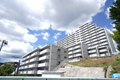 【外観】 | 【上質リフォーム】サンヒルズCO－OPマンションB棟 | 【耐震性】
耐震性の高さを判断するポイントは、
建築確認申請日が1981年6月1日以降の
新耐震基準に適合しているかどうか。
震度６程度の大地震でも
建物が崩壊しないレベルが基準になりました。