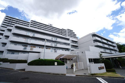 【外観】 | 【上質リフォーム】サンヒルズCO－OPマンションB棟 | 現地（2023年8月6日14：00頃）撮影