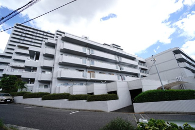 【外観】 | 【上質リフォーム】サンヒルズCO－OPマンションB棟 | 現地（2023年8月6日14：00頃）撮影
