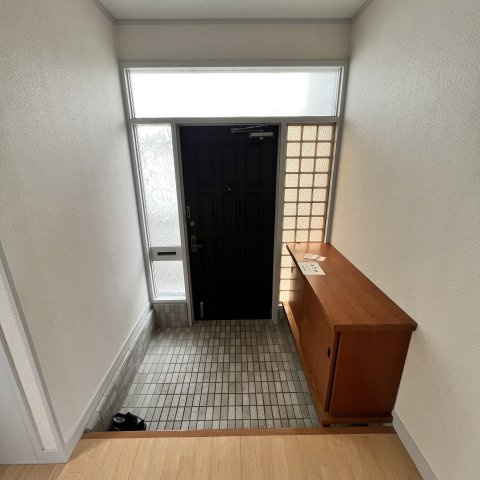 室蘭市白鳥台2丁目19-11戸建の玄関