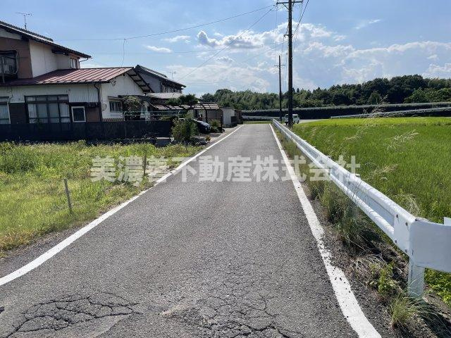 ６１３０７　関市上白金土地の前面道路含む現地写真