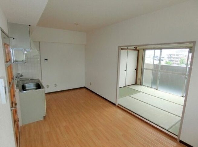 サンライズ荒木駅前【キャッシュバック対象物件】の居間・リビング|使いやすいリビングです