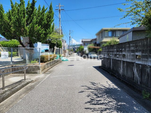 高知市瀬戸東町3丁目　中古戸建ての前面道路含む現地写真