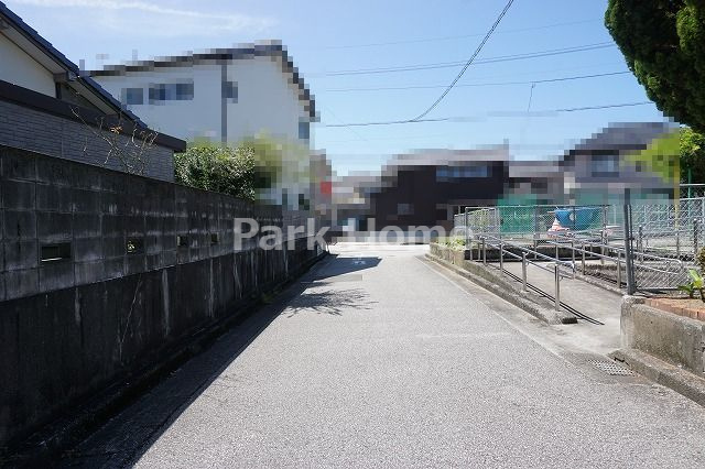 高知市瀬戸東町3丁目　中古戸建ての前面道路含む現地写真