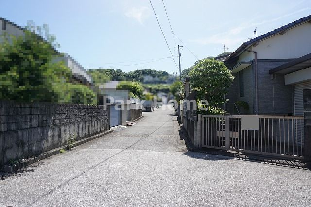 高知市瀬戸東町3丁目　中古戸建ての前面道路含む現地写真