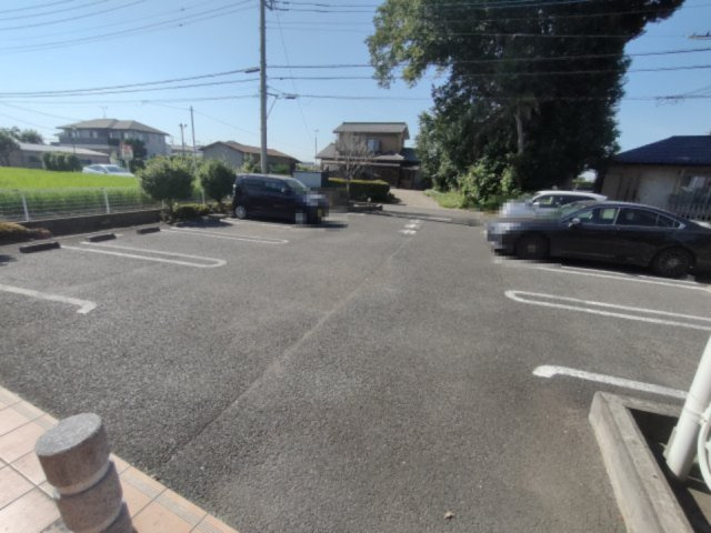 ルミエール東館A棟の駐車場|カースペースがあります