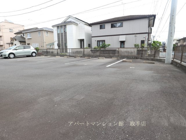 グランデュール蘭駐車場の外観