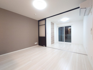 【居間・リビング】 | D-residence西町 | こちらのリビングで趣味の時間をお楽しみください