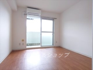 広島市安佐北区落合１丁目の賃貸マンションの居間・リビング|ダイキンエアコン付き