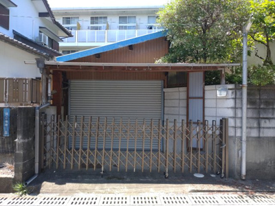 【駐車場】 | 高知市日の出町　中古売家　6DK | シャッター付車庫