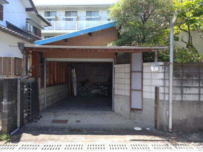 【駐車場】 | 高知市日の出町　中古売家　6DK | シャッター付車庫
