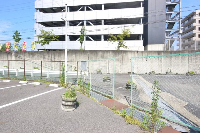 池の下駐車場の外観