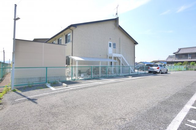 池の下駐車場の外観