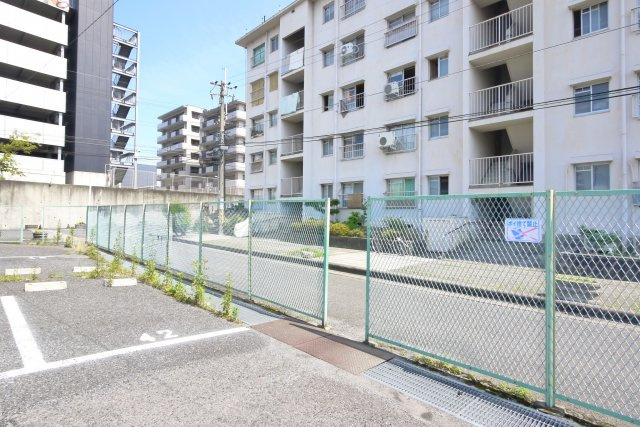 池の下駐車場の外観