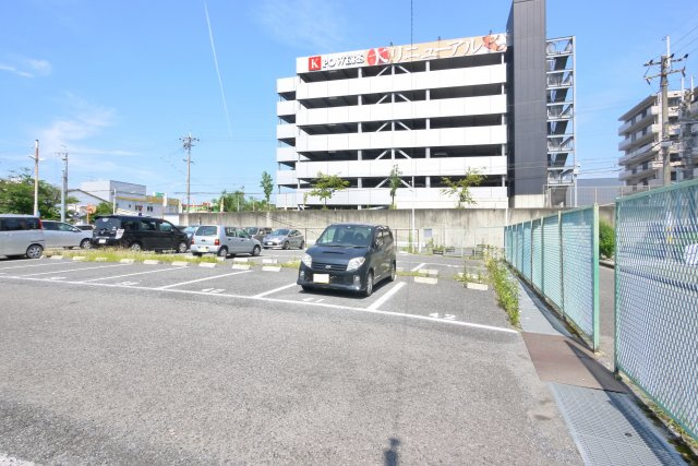 池の下駐車場の外観