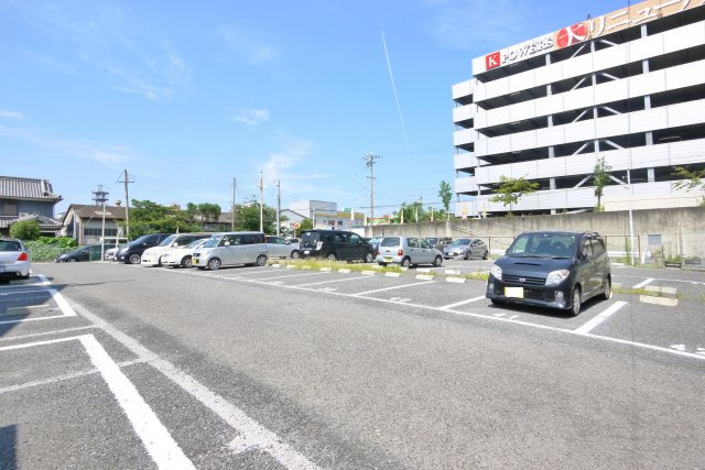 池の下駐車場の外観
