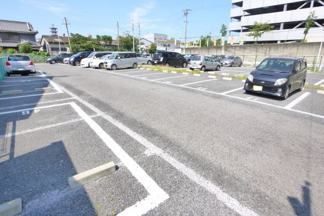 池の下駐車場の外観