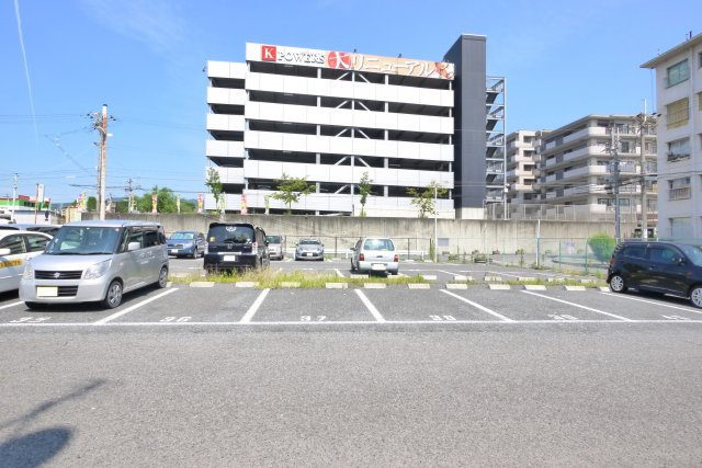 池の下駐車場の外観