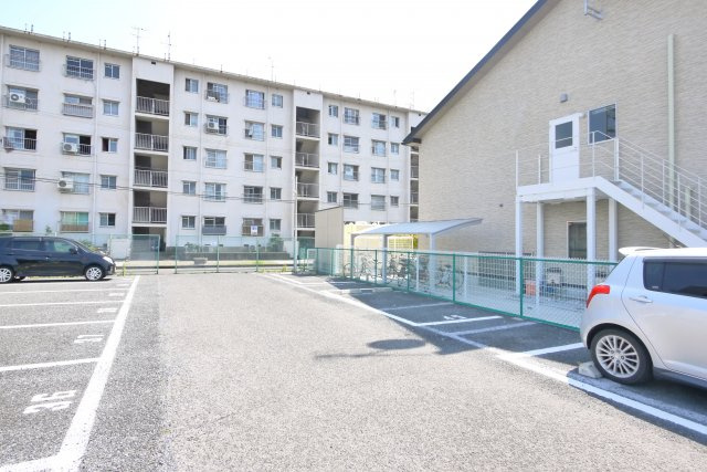 池の下駐車場の外観