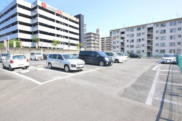 池の下駐車場の外観