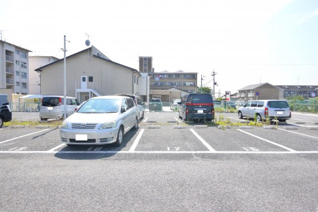 池の下駐車場の外観