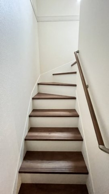 【その他共用部分】 | 大津市堅田1丁目19　新築戸建 | 1階から2階への階段
2階への移動の階段には安心の手すり付きです♪